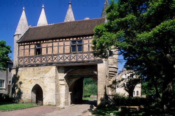 France, region picardie, aisne, longpont, porte des tourelles, foret de retz, maison, pans de bois, colombages, pierre, arbre, chemin,