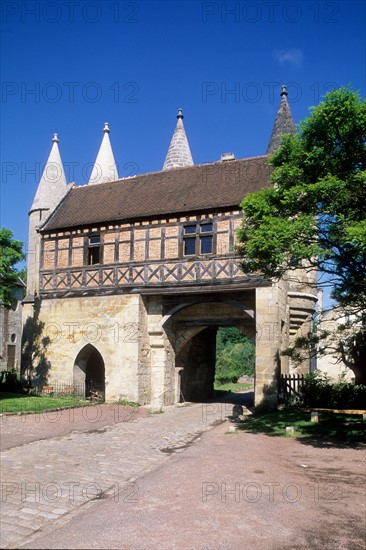 France, region picardie, aisne, longpont, porte des tourelles, foret de retz, maison, pans de bois, colombages, pierre,