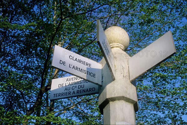 France, region picardie, oise, compiegne, foret de compiegne, clairiere de l'armistice, arbres, premiere guerre mondiale, histoire, 14-18, panneau indicateur,