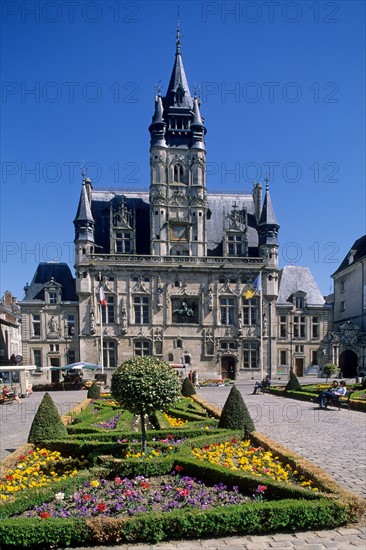 France, region picardie, oise, compiegne, facade hotel de ville, place, hotel de ville, mairie,  jardin, parterre fleuri, fleurs,