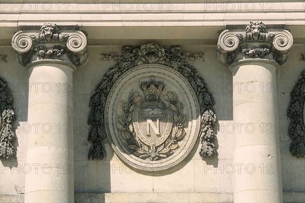 France, region picardie, oise, compiegne, chateau, Napoleon, colonnes, portique, detal decor, facade cote jardin, colonnes, chapiteaux, blason, chiffre, empereur, Napoleon,