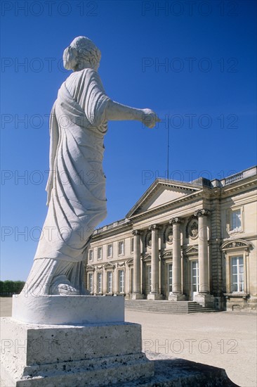 France, region picardie, oise, compiegne, chateau, Napoleon, colonnes, portique, facade cote jardin, statue, femme, sculpture, paves,