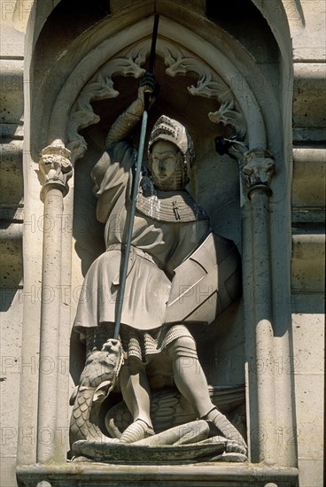 France, region picardie, oise, pierrefonds, chateau, neo gothique, Napoleon III, viollet le duc, monument historique, decor, sculpture, chevalier terrassant serpent,