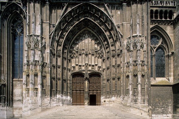 France, region picardie, oise, beauvais, cathedrale saint pierre, edifice religieux, tours, parvis, porche, detail porte, sculpture, bois,