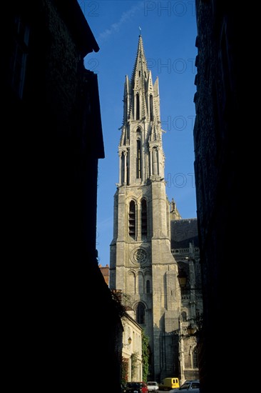 France, region picardie, oise, senlis, cathedrale notre dame, edifice religieux, tours, ruelle, ville medievale,