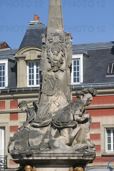 France, region picardie, oise, noyon, place Bertrand Labarre, fontaine monumentale, sculpture, statues,