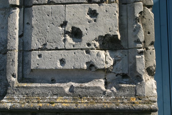 France, region picardie, oise, noyon, maison, mur, pierre, impacts dans un mur, premiere guerre mondiale, guerre de 14-18, vestiges, histoire,
