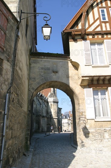 France, region picardie, oise, noyon, rue qui jouxte la cathedrale, maisons, pans de bois, paves, arcade,