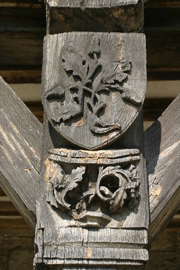 France, region picardie, oise, noyon, bibliotheque du chapitre, pans de bois, colombages, detail, chapiteau