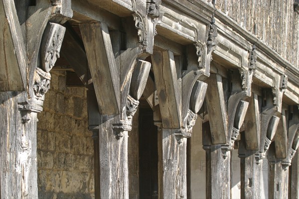 France, region picardie, oise, noyon, bibliotheque du chapitre, pans de bois, colombages, detail, chapiteau