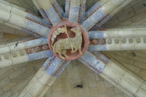 France, region picardie, oise, noyon, cathedrale 
detail voute, art gothique, religion, cle de voute du choeur, agneau, oriflamme,