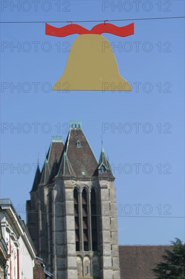 France, region picardie, oise, noyon, art gothique, religion, cathedrale depuis la rue de Paris, decor, cloche de paques,