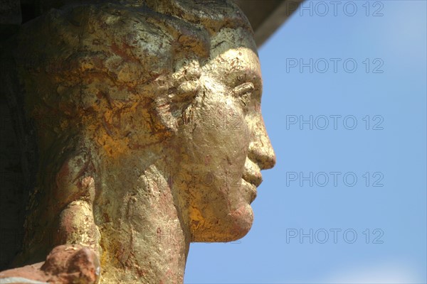 France, region picardie, oise, noyon, place Bertrand Labarre, fontaine monumentale, sculpture, statues, detail visage, dorure, femme,