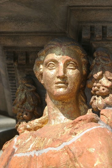 France, region picardie, oise, noyon, place Bertrand Labarre, fontaine monumentale, sculpture, statues, detail visage, dorure, femme,