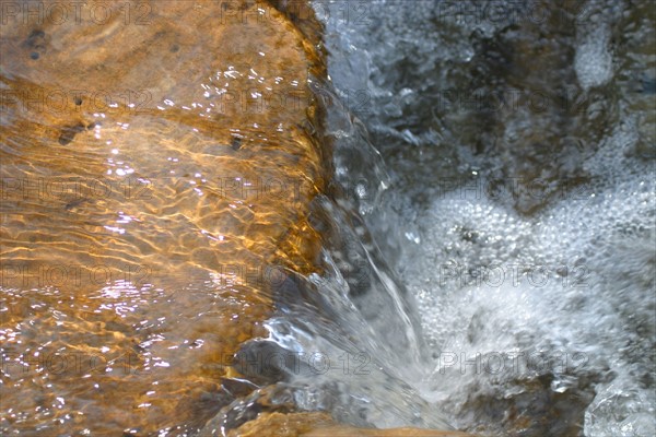 France, region picardie, oise, elincourt sainte marguerite, eau, environnement, ecologie, developpement durable, nature, source qui coule pres du lavoir reconstitue en 2003,