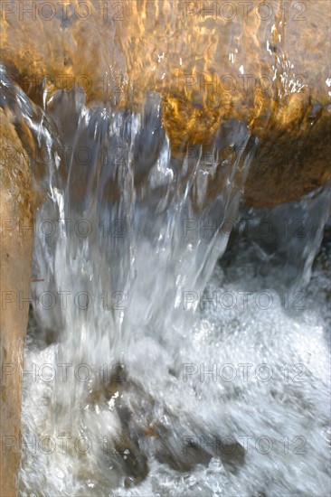 France, region picardie, oise, elincourt sainte marguerite, eau, environnement, ecologie, developpement durable, nature, source qui coule pres du lavoir reconstitue en 2003,