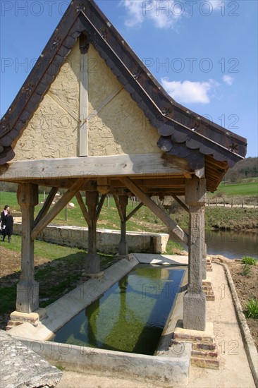 France, region picardie, oise, elincourt sainte marguerite, eau, environnement, ecologie, developpement durable, nature, source qui coule pres du lavoir reconstitue en 2003,