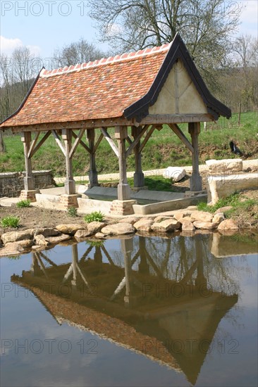 France, region picardie, oise, elincourt sainte marguerite, eau, environnement, ecologie, developpement durable, nature, source qui coule pres du lavoir reconstitue en 2003,