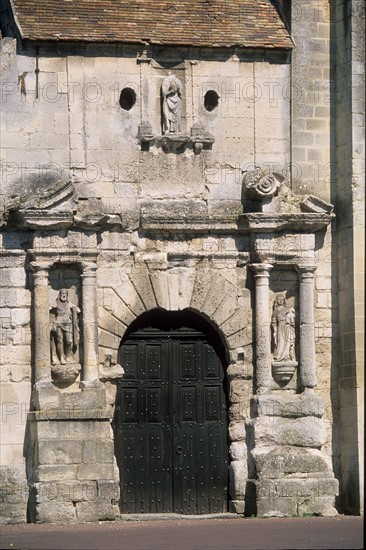 France, region picardie, oise, valois, village de morienval, eglise, edifice religieux, place, parvis, detail porche, portail, sculpture,