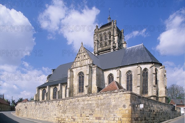 France, region picardie, valois, oise, village de ravenel, eglise, edifice religieux, mur, cimetiere attenant,