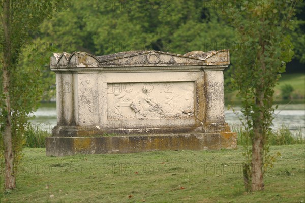 France, region picardie, oise, ermenonville, parc jean jacques rousseau, tombeau de rousseau, sepulture, philosophe, jardin,