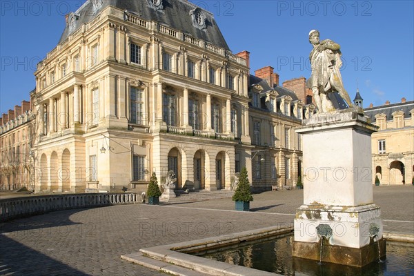 France, region ile de france, seine et marne, fontainebleau, chateau, facade sur jardi, statue, fontaine, sculpture, pierre, Napoleon,