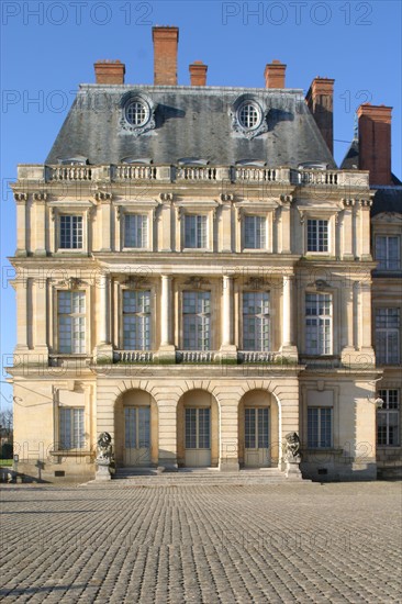 France, region ile de france, seine et marne, fontainebleau, chateau, facade sur jardin, paves, pierre, Napoleon,