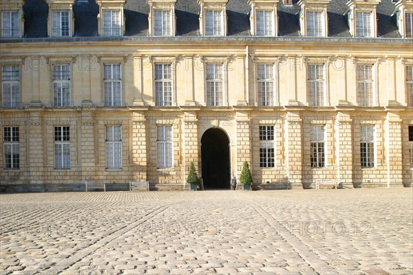 France, region ile de france, seine et marne, fontainebleau, chateau, facade sur jardin, paves, pierre, Napoleon,