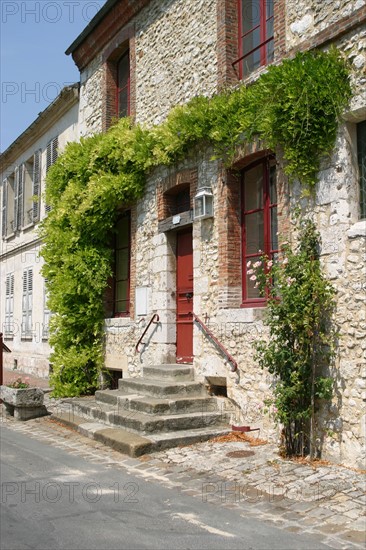 France, region ile de france, seine et marne, provins, cite medievale, maison, fleurs, centre ville,