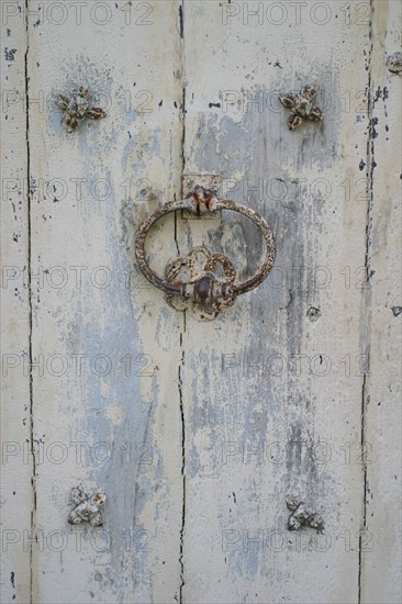 France, region ile de france, seine et marne, provins, cite medievale, detail porte en bois, heurtoir, clous,