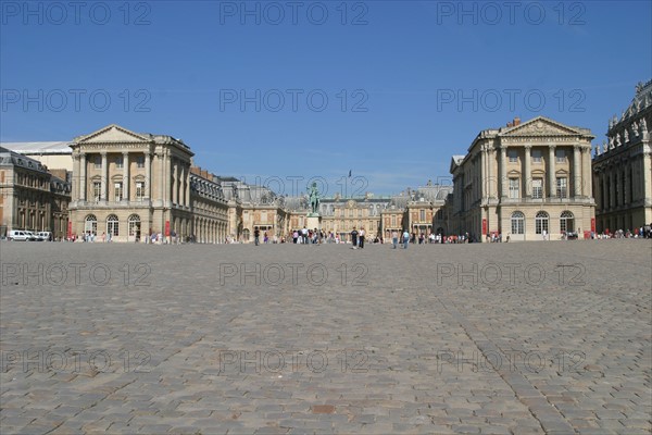 France, region ile de france, yvelines, versailles, cour, pavillon Louis XIII, brique et pierre, facade sur cour, paves, sol,