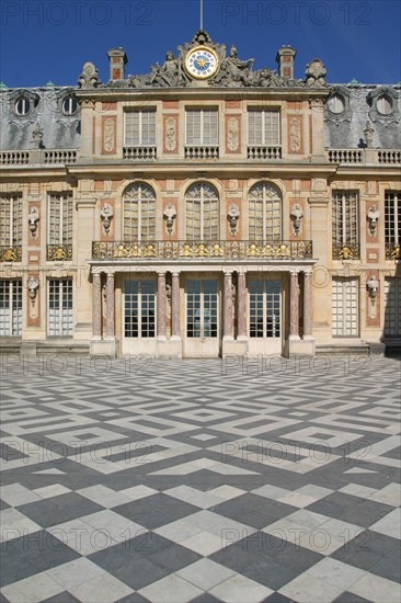 France, region ile de france, yvelines, versailles, cour, pavillon Louis XIII, brique et pierre, facade sur cour, paves, dallages, sol,