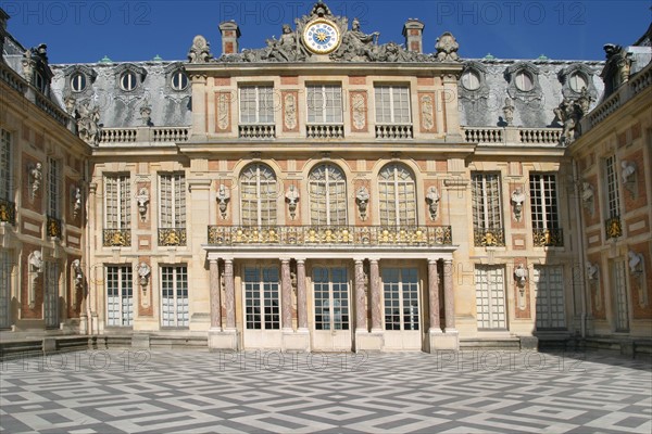 France, region ile de france, yvelines, versailles, cour, pavillon Louis XIII, brique et pierre, facade sur cour, paves, dallages, sol,