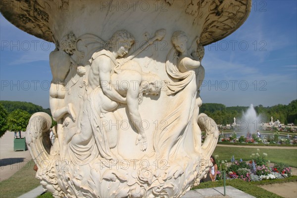 France, region ile de france, yvelines, versailles, parc du chateau, vasques, bas relief, fleurs, sculpture, statues, jets d'eau,