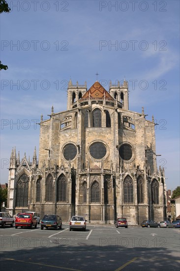 France, region ile de france, yvelines, mantes la jolie, seine, collegiale notre dame, chevet, parking, vehicules,