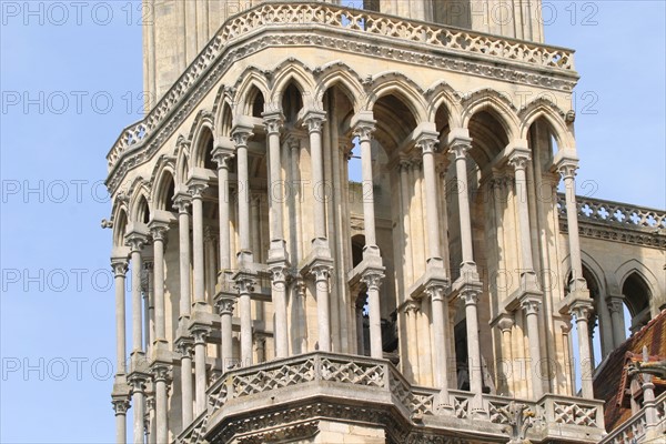 France, region ile de france, yvelines, mantes la jolie, seine, collegiale notre dame, facade, detail des colonnades des tours,