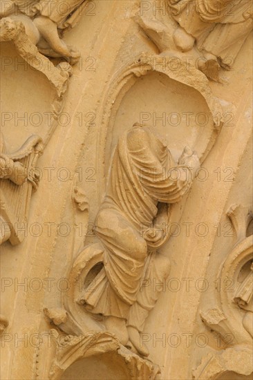 France, region ile de france, yvelines, mantes la jolie, seine, collegiale notre dame, facade, detail des sculptures du porche, decapitees a la revolution francaise,