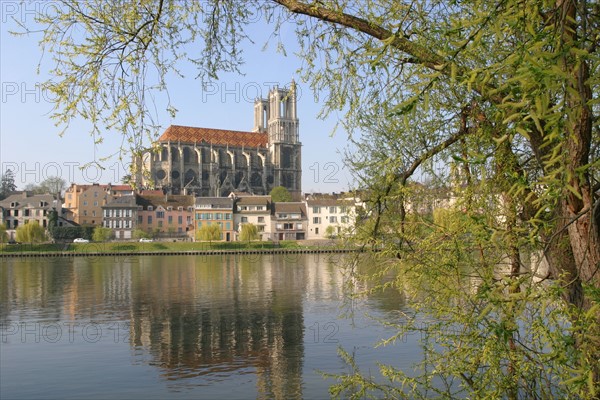 France, region ile de france, yvelines, mantes la jolie, seine, collegiale notre dame, chevet, toiture, tuiles vernissees, eau, fleuve, transport fluvial,