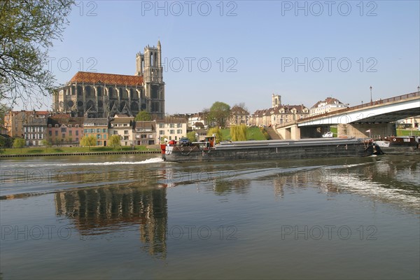 France, region ile de france, yvelines, mantes la jolie, seine, collegiale notre dame, chevet, toiture, tuiles vernissees, eau, fleuve, peniche, transport fluvial, effet d'onde,