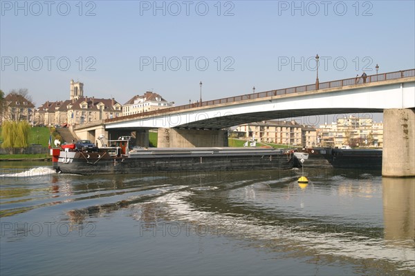 France, region ile de france, yvelines, mantes la jolie, seine, eau, fleuve, peniche, transport fluvial, effet d'onde, pont, mantois,