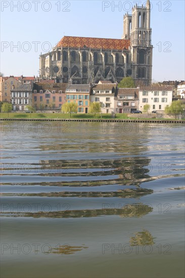 France, region ile de france, yvelines, mantes la jolie, seine, collegiale notre dame, chevet, toiture, tuiles vernissees, eau, fleuve, peniche, transport fluvial, effet d'onde,