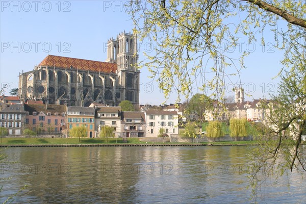 France, region ile de france, yvelines, mantes la jolie, seine, collegiale notre dame, chevet, toiture, tuiles vernissees, eau, fleuve, peniche, transport fluvial, mantois, pont,