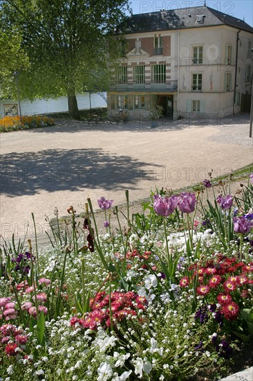 France, region ile de france, yvelines, chatou, l'ile aux impressionnistes, artistes, peinture, seine, village, maison fournaise, restaurant, musee, jardin, fleurs,