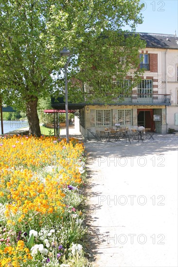 France, region ile de france, yvelines, chatou, l'ile aux impressionnistes, artistes, peinture, seine, village, maison fournaise, restaurant, musee, jardin, fleurs,