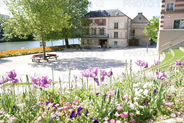 France, region ile de france, yvelines, chatou, l'ile aux impressionnistes, artistes, peinture, seine, village, maison fournaise, restaurant, musee, jardin, fleurs,