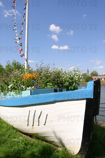 France, region ile de france, yvelines, chatou, l'ile aux impressionnistes, artistes, peinture, seine, mats, pavois, pavillons, ciel,