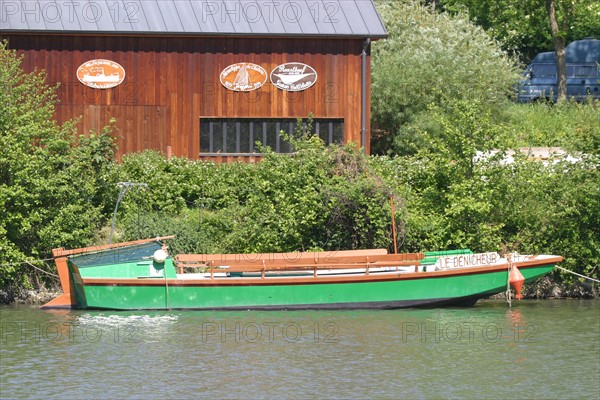 France, region ile de france, yvelines, chatou, l'ile aux impressionnistes, artistes, peinture, seine, chantier naval, barque, bois, le denicheur, bateau traditionnel,