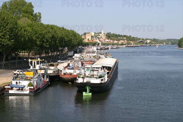 France, region ile de france, yvelines, conflans sainte honorine, seine, oise, peniche, cite des mariniers, quais, eglise, transport fluvial,