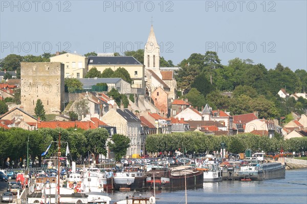 France, region ile de france, yvelines, conflans sainte honorine, seine, oise, peniche, cite des mariniers, quais, eglise, transport fluvial,