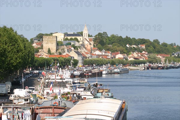 France, region ile de france, yvelines, conflans sainte honorine, seine, oise, peniche, cite des mariniers, quais, eglise, transport fluvial,